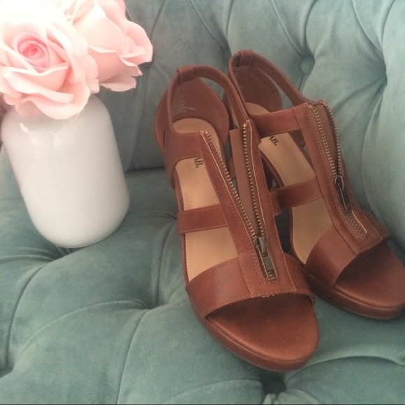 B1G1F🌸 Strappy Front Zip Pumps - Picture 1 of 4